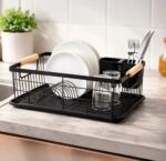 ESCURREPLATO NORDICO COLOR NEGRO CON DETALLES EN MADERA